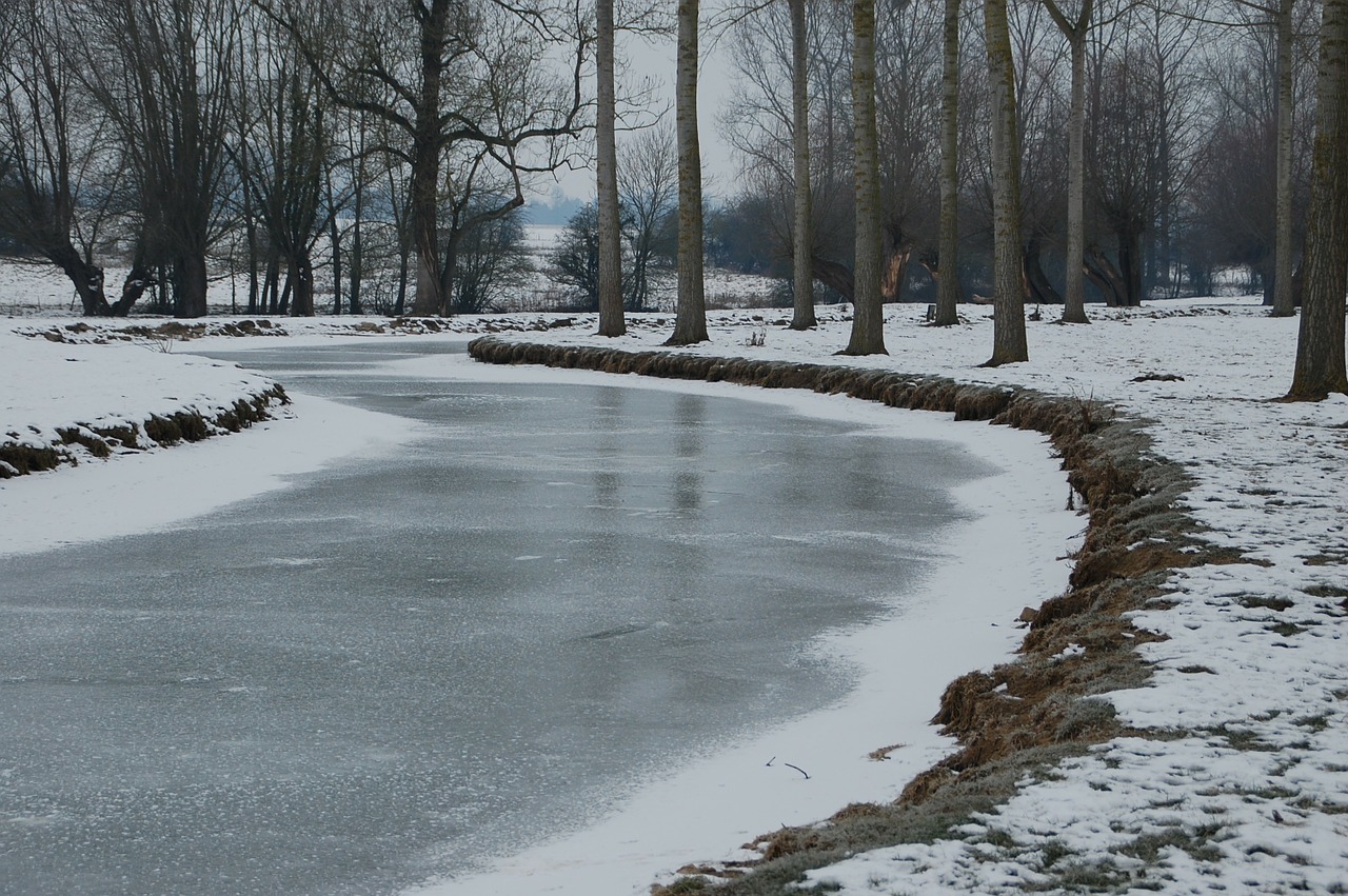 frozen-river-104727_1280