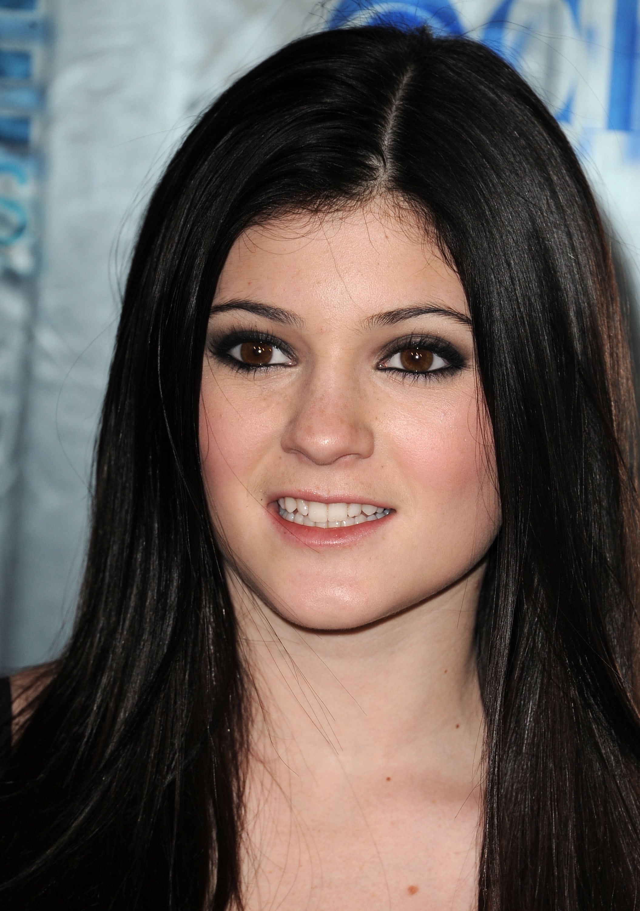 LOS ANGELES, CA - JANUARY 05:  TV personality Kylie Jenner arrives at the 2011 People