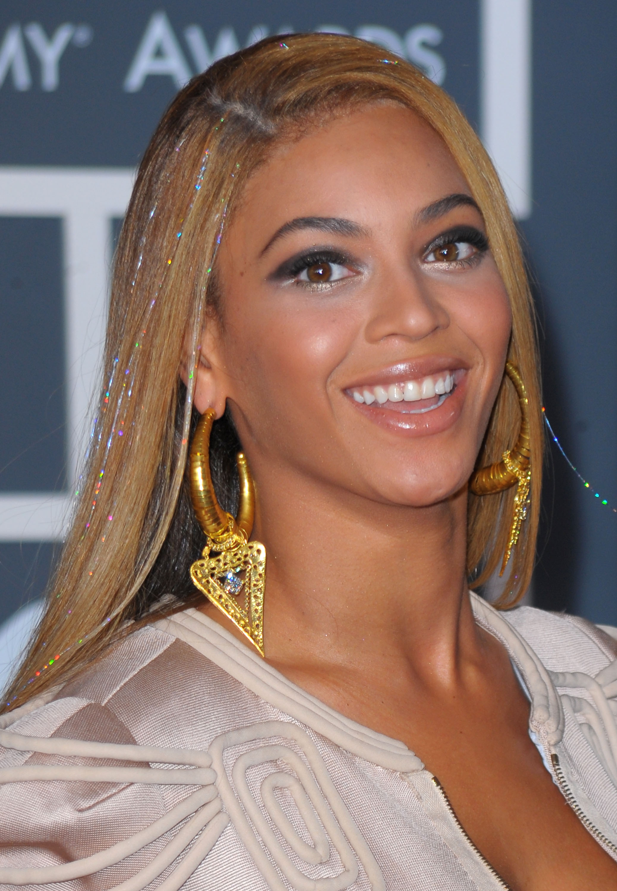LOS ANGELES, CA - JANUARY 31:  Singer Beyonce Knowles arrives at the 52nd Annual GRAMMY Awards held at Staples Center on January 31, 2010 in Los Angeles, California.  (Photo by Jason Merritt/Getty Images)