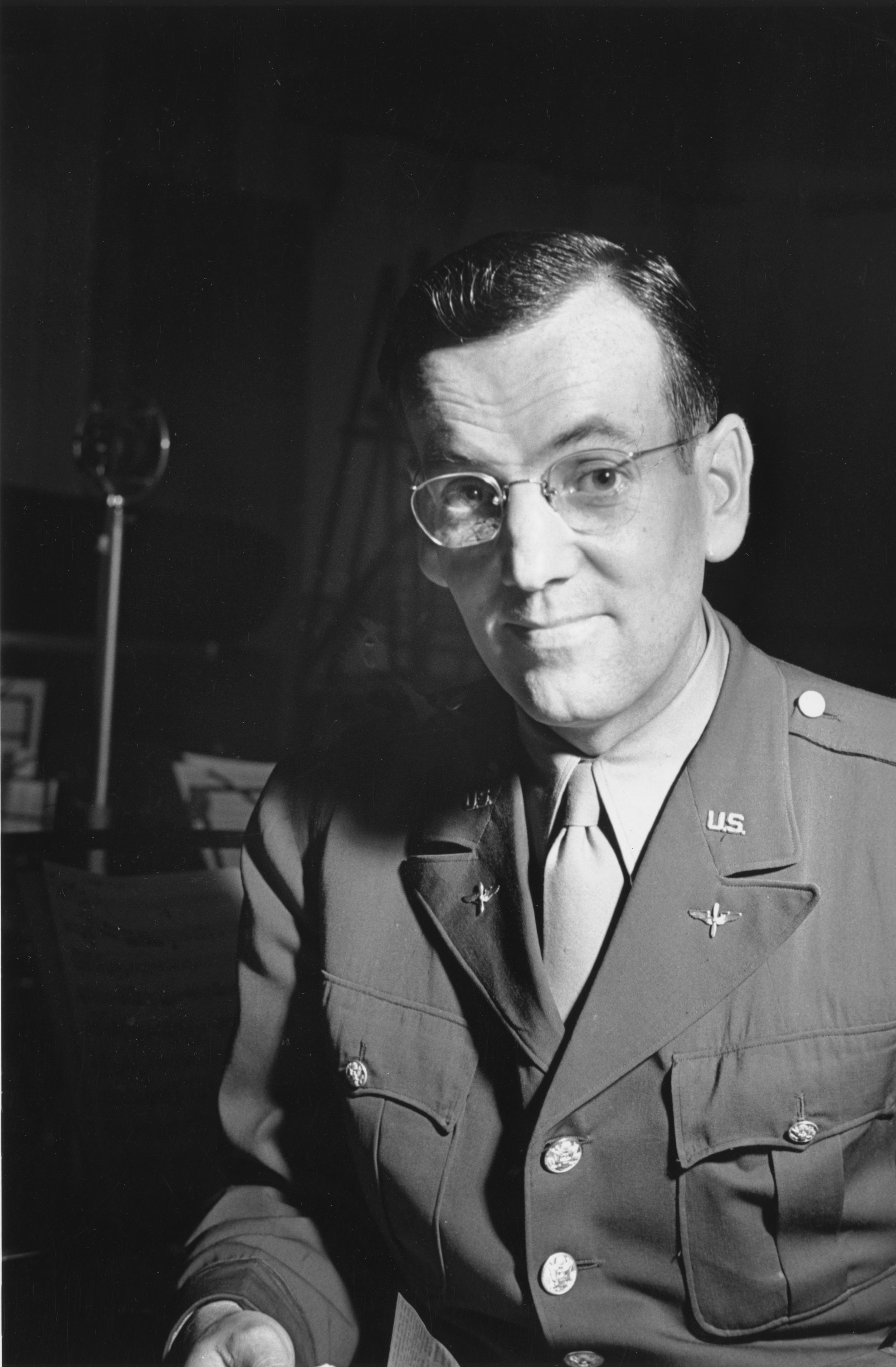 circa 1940:  American musician, Glenn Miller (1904 - 1944) wearing an American military uniform.  (Photo by D. Hess/Fox Photos/Getty Images)