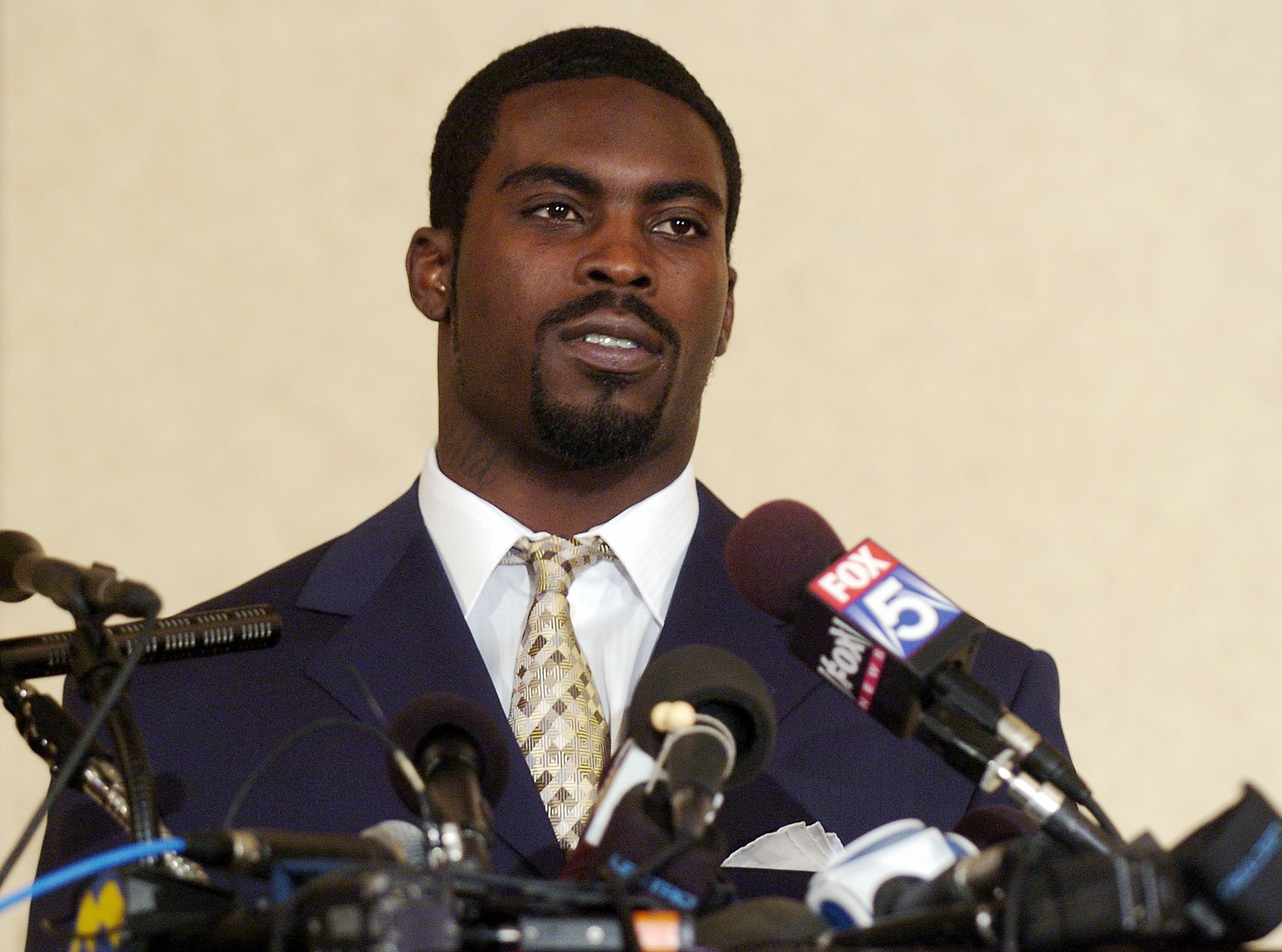 RICHMOND, VA - AUGUST 27:  Atlanta Falcons quarterback Michael Vick makes a statement to reporters at the Omni Richmond Hotel after agreeing to a guilty plea on charges stemming from his involvement in a dogfighting ring August 27, 2007, in Richmond, Virginia.  (Photo by Jonathan Ernst/Getty Images)