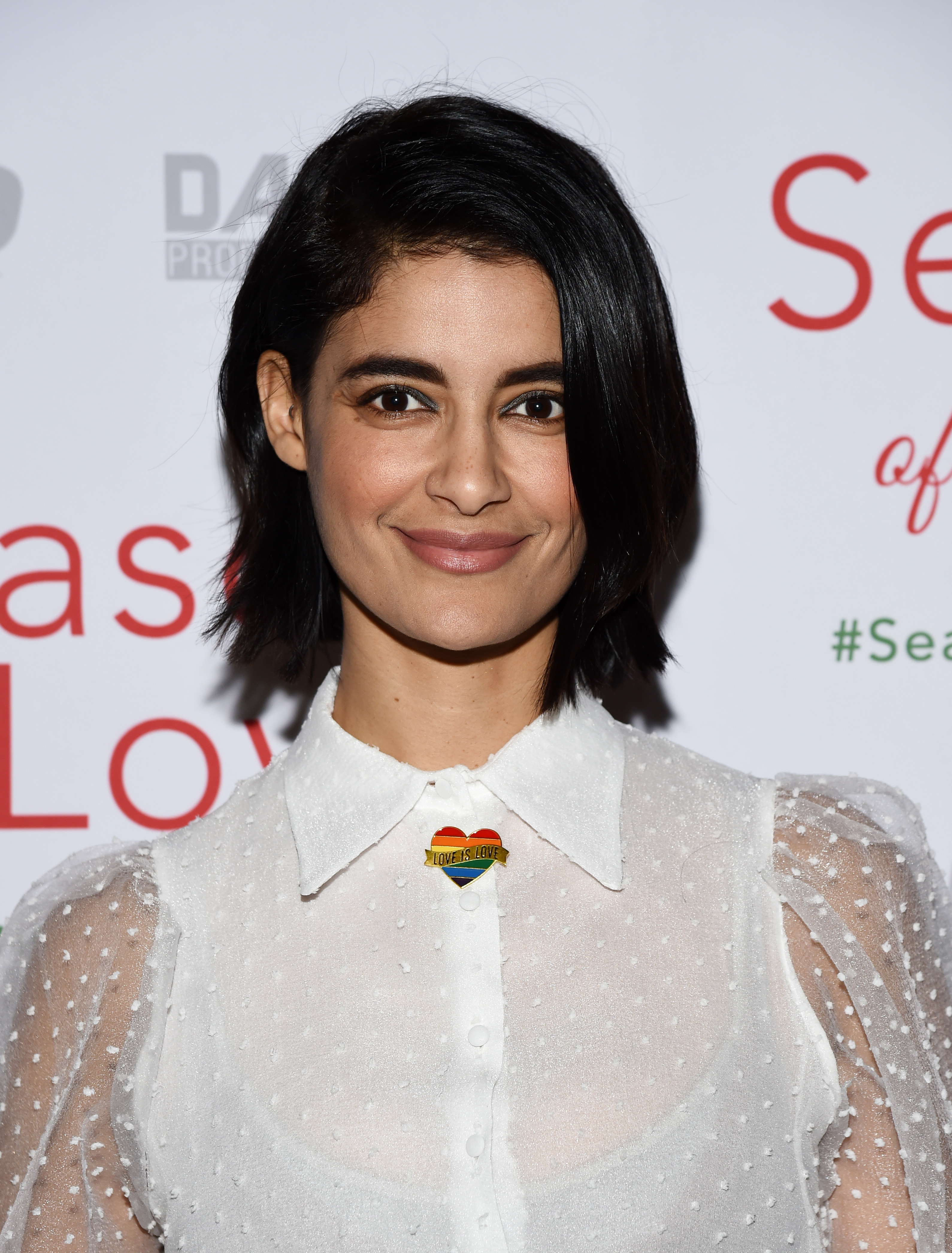 LOS ANGELES, CALIFORNIA - NOVEMBER 21: Actress Jessica Clark arrives at the premiere of 
