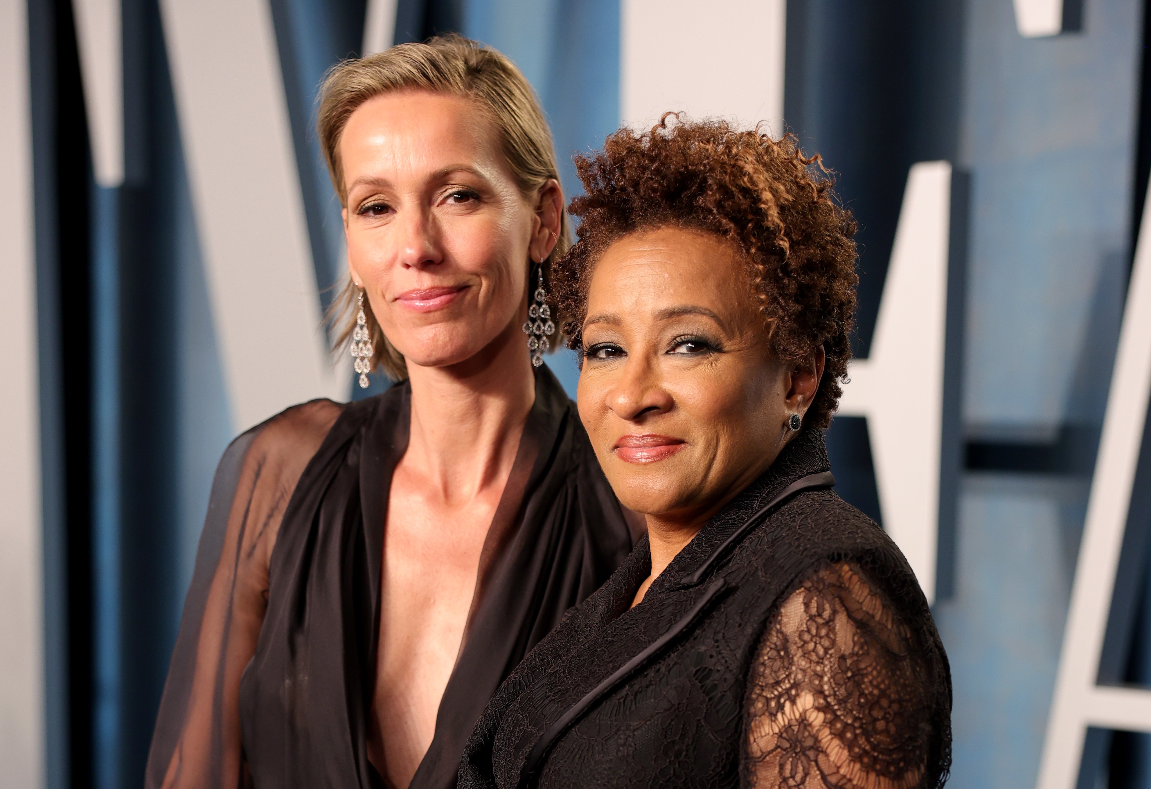 BEVERLY HILLS, CALIFORNIA - MARCH 27: (L-R) Alex Sykes and Wanda Sykes attend the 2022 Vanity Fair Oscar Party hosted by Radhika Jones at Wallis Annenberg Center for the Performing Arts on March 27, 2022 in Beverly Hills, California. (Photo by Rich Fury/VF22/Getty Images for Vanity Fair)