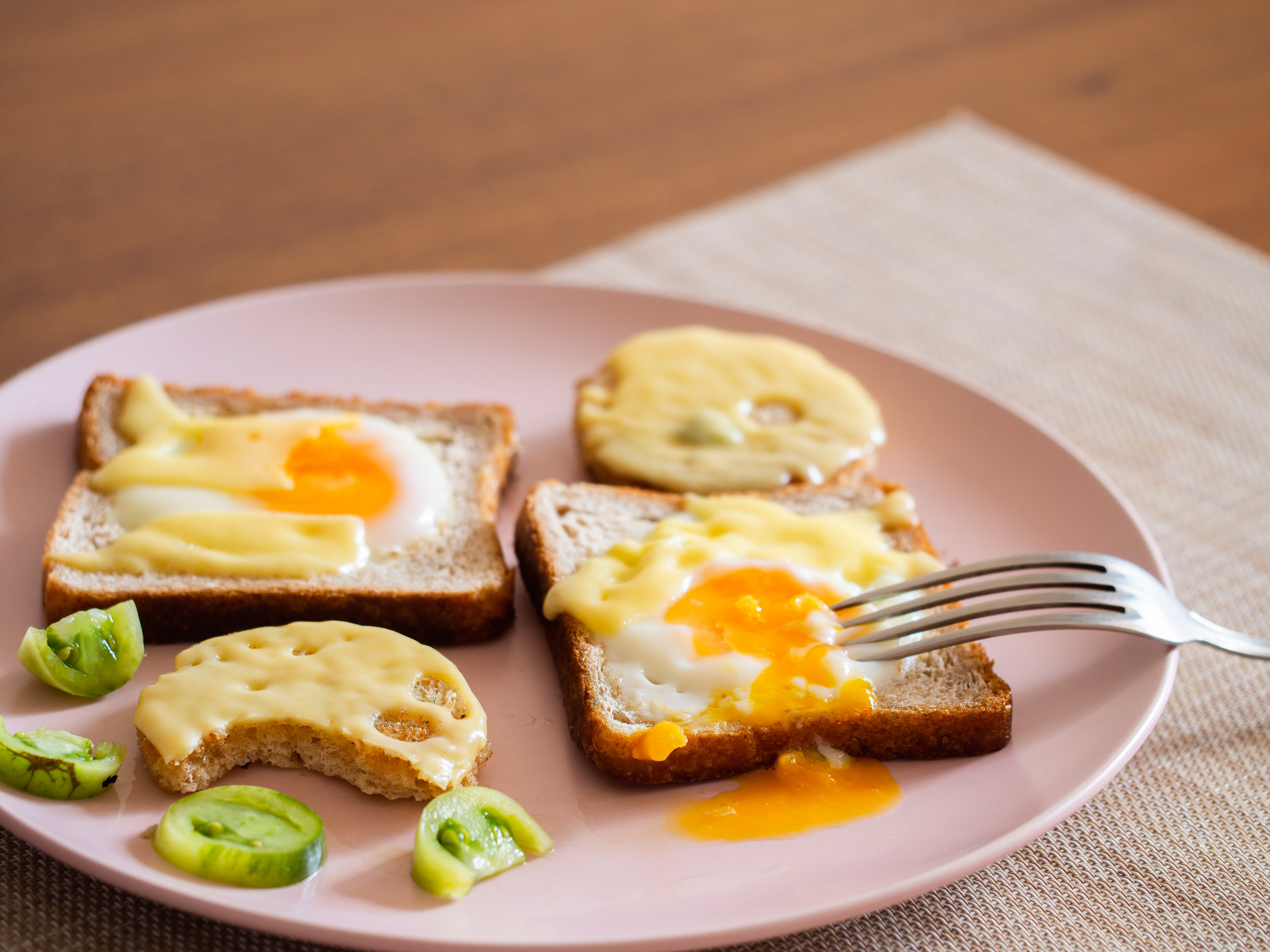UKRAINE - 2021/10/22: In this photo illustration, breakfast of croutons with egg and cheese, served on a pink plate. (Photo Illustration by Valera Golovniov/SOPA Images/LightRocket via Getty Images)