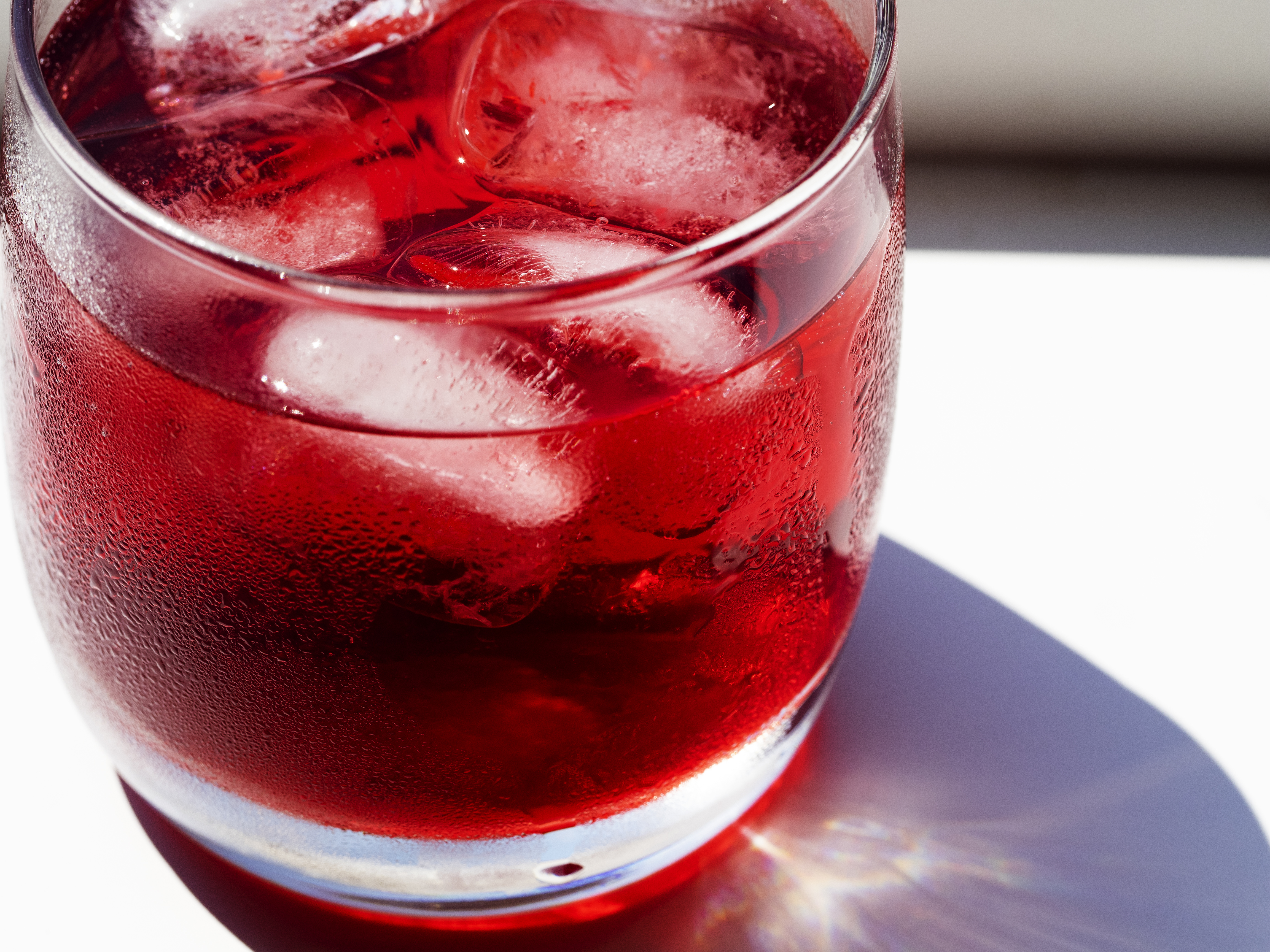 UKRAINE - 2021/07/28: In this photo illustration, a glass of homemade hibiscus lemonade with ice and soda water. (Photo Illustration by Igor Golovniov/SOPA Images/LightRocket via Getty Images)