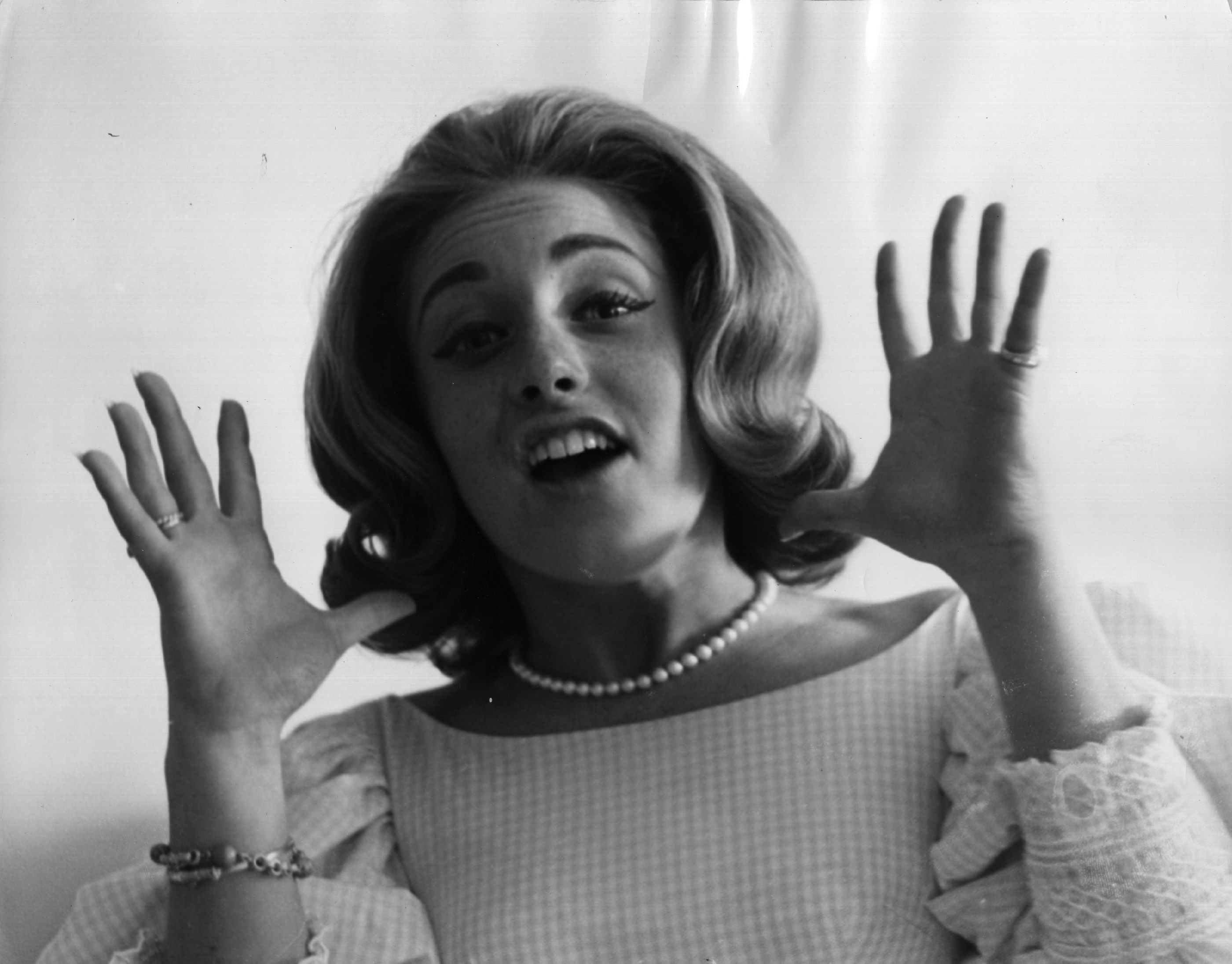 4th September 1964:  American pop singer Lesley Gore is giving up full time singing so that she can continue her education. 18 year-old Lesley, who sang