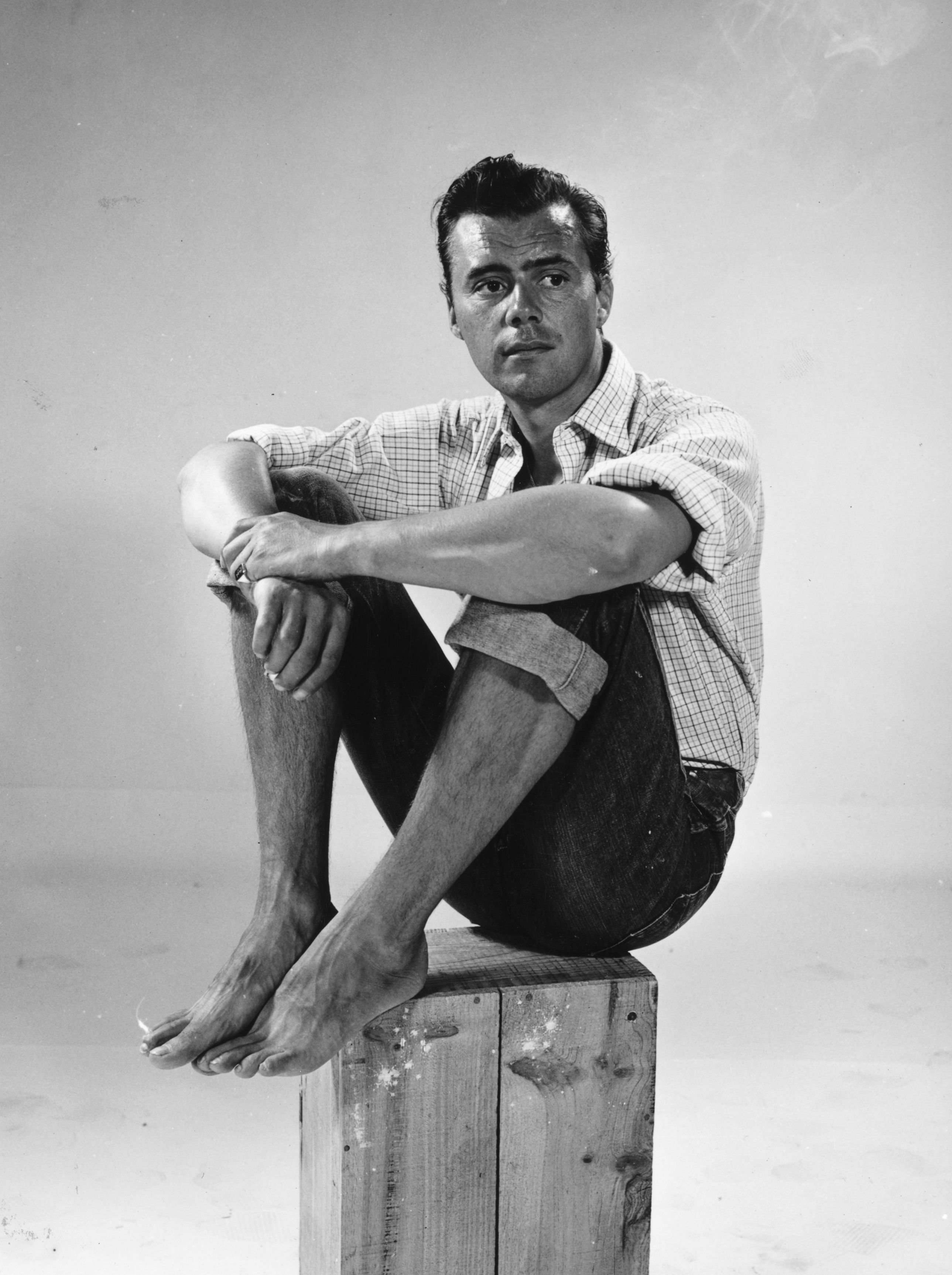 1955:  British film star and author Dirk Bogarde (1921 - 1999) in casual wear.  (Photo by Baron/Hulton Archive/Getty Images)