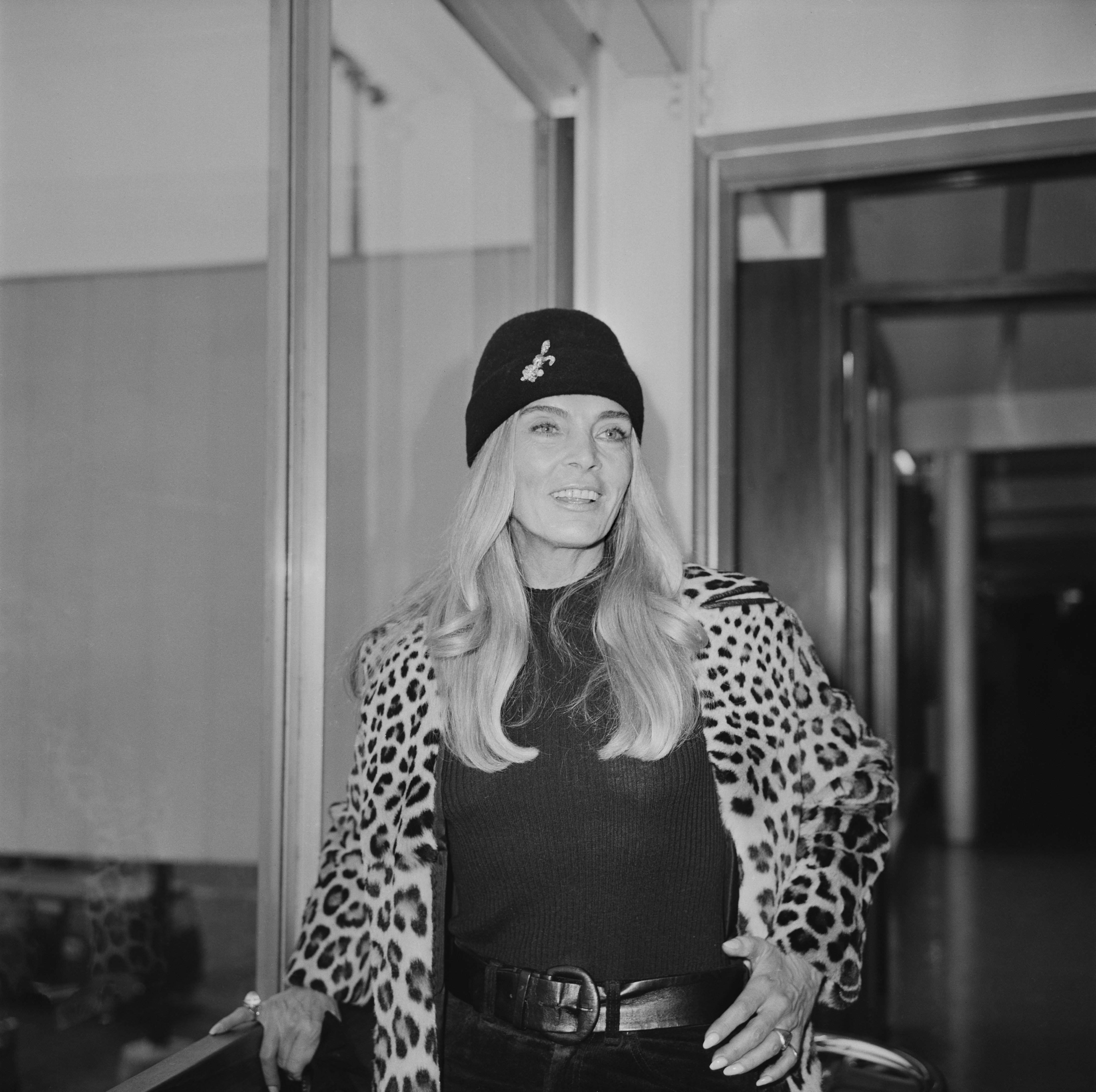 American actress Lizabeth Scott (1922 - 2015) arrives at London Airport, UK, 12th November 1971. (Photo by George Stroud/Daily Express/Getty Images)