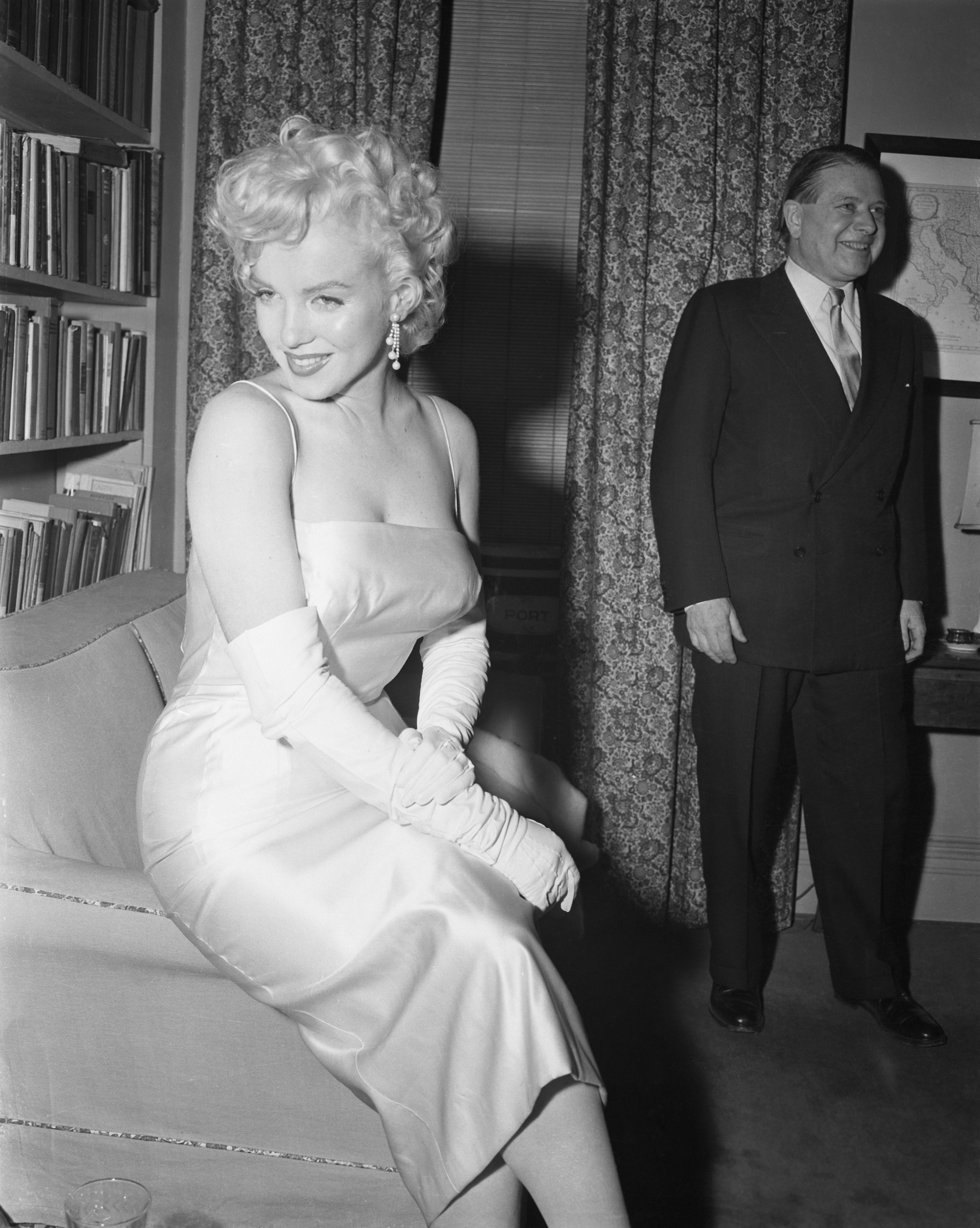 File:Marilyn Monroe at a party, 1955.jpg