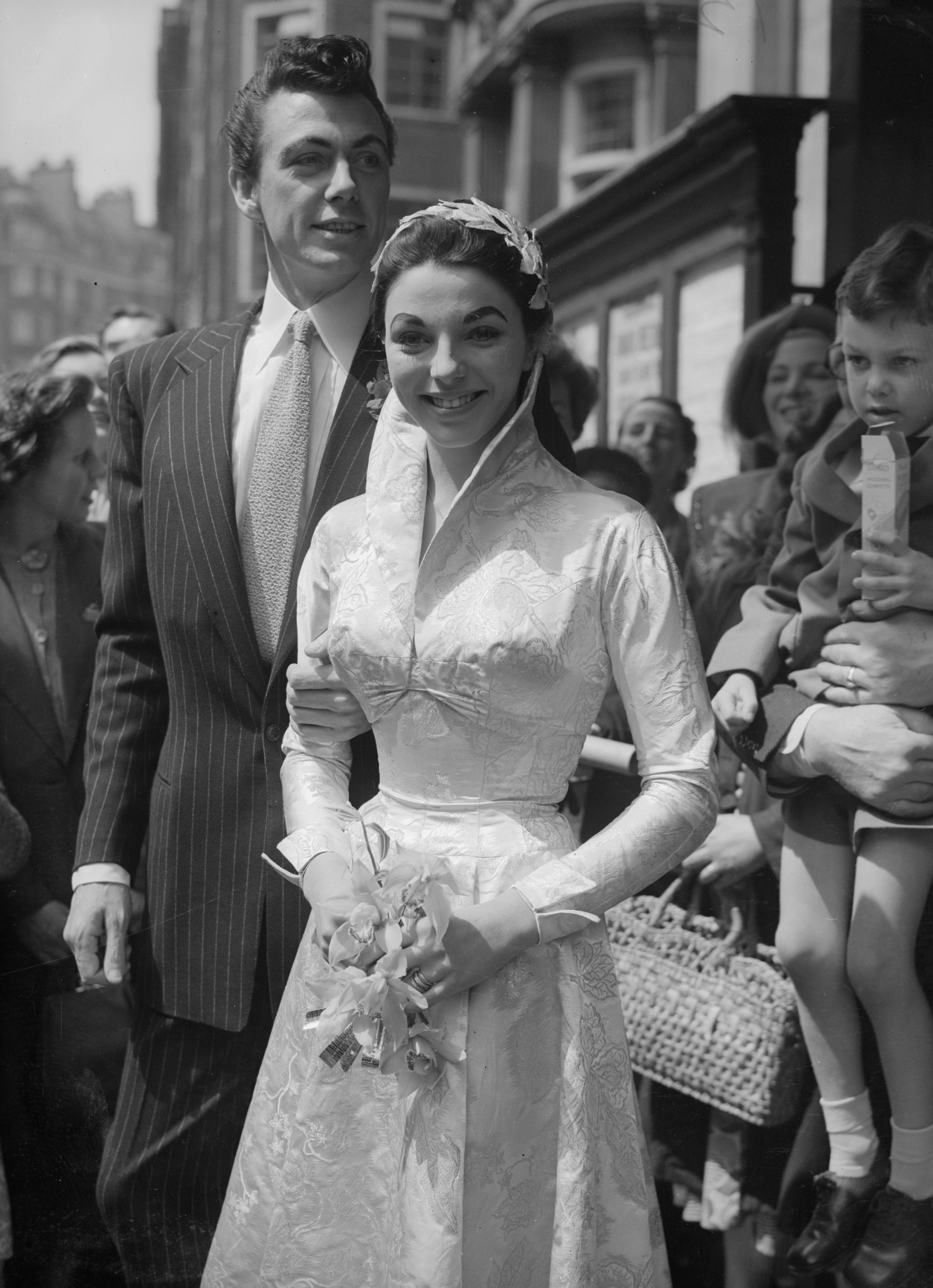 1952:  Film starlet Joan Collins marries actor Maxwell Reed (1919 - 1974).  (Photo by Evening Standard/Getty Images)