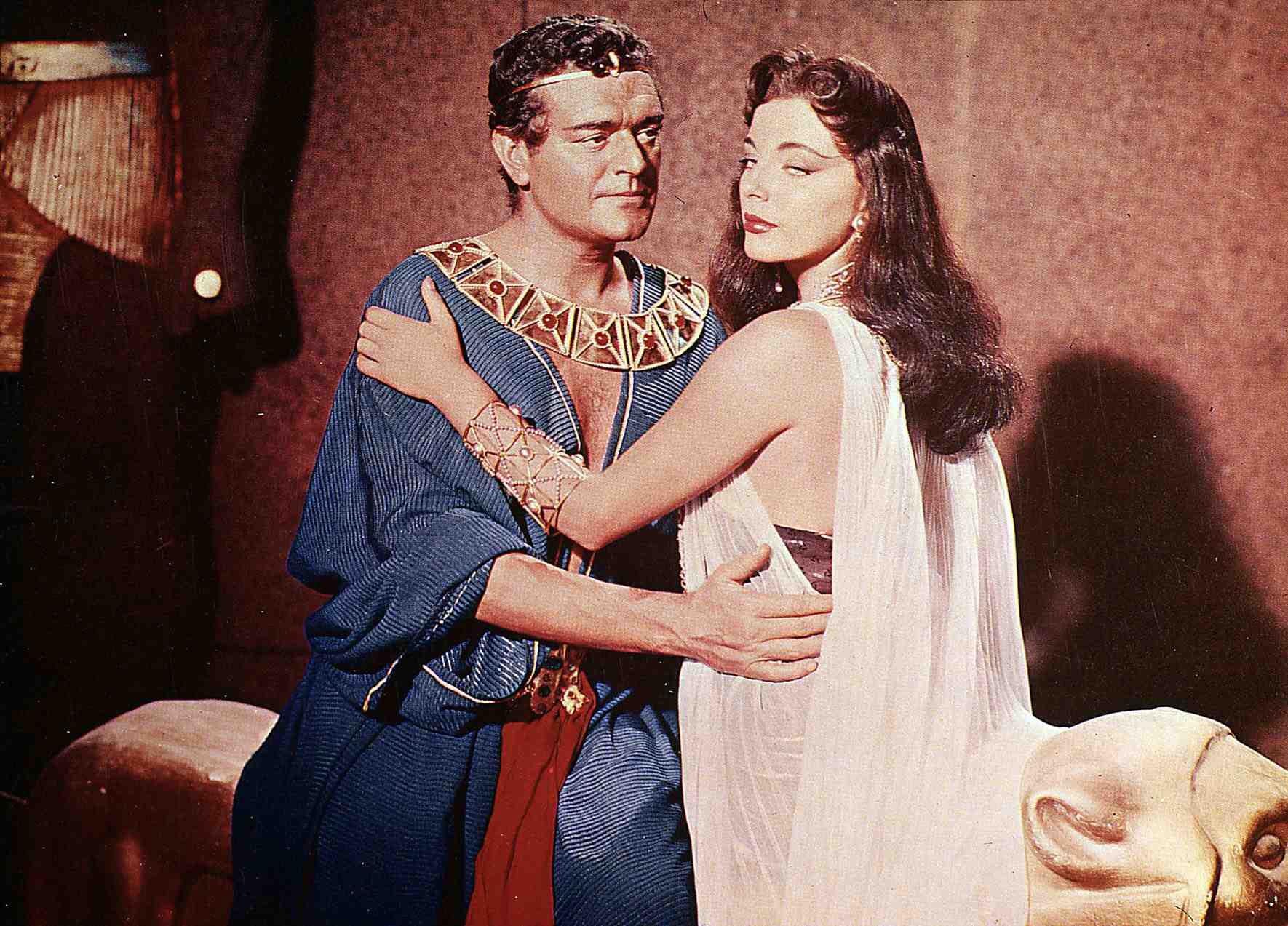 Kino. Land Der Pharaonen, Land Of The Pharaos, Land Der Pharaonen, Land Of The Pharaos, Jack Hawkins, Joan Collins Nach 12 Jahren Arbeit sind die Slaven des Pharao (Jack Hawkins) am Ende ihrer Kraft. Khefu bittet deshalb die cypriotische Prinzessin Nellifer (Joan Collins), ihm weiter Sklaven zu schicken. Als sie sich weigert, laesst er sie auspeitschen. Doch die Willensstaerke Nellifers beeindruckt Khefu - er macht sie zu seiner Zweitfrau., 1955. (Photo by FilmPublicityArchive/United Archives via Getty Images)