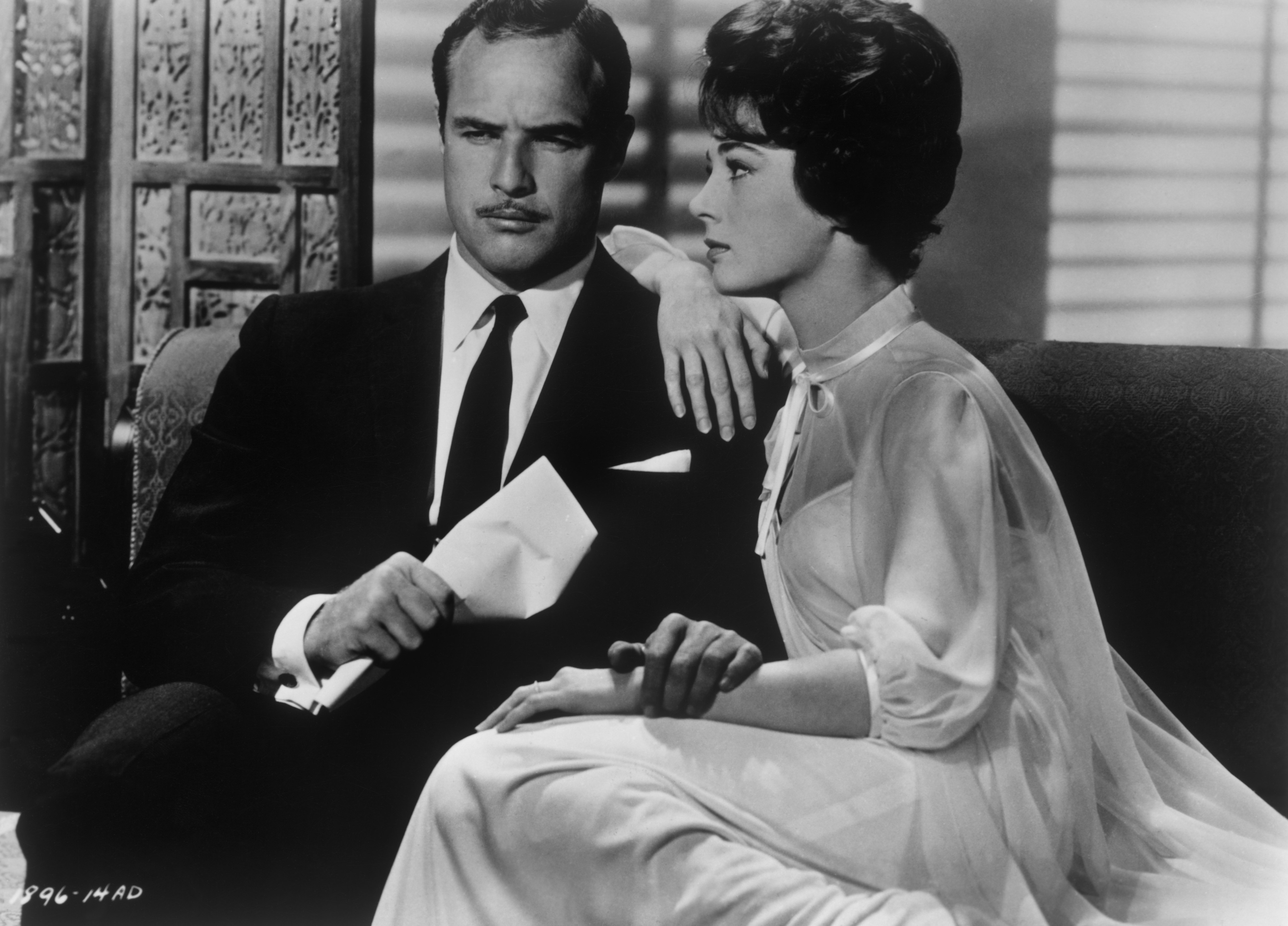 Kino. MARLON BRANDO (Ambassador MacWhite), SANDRA CHURCH (Marion MacWhite) Regie: George Englund aka. The Ugly American / DER HÄSSLICHE AMERIKANER USA, 1963. (Photo by FilmPublicityArchive/United Archives via Getty Images)