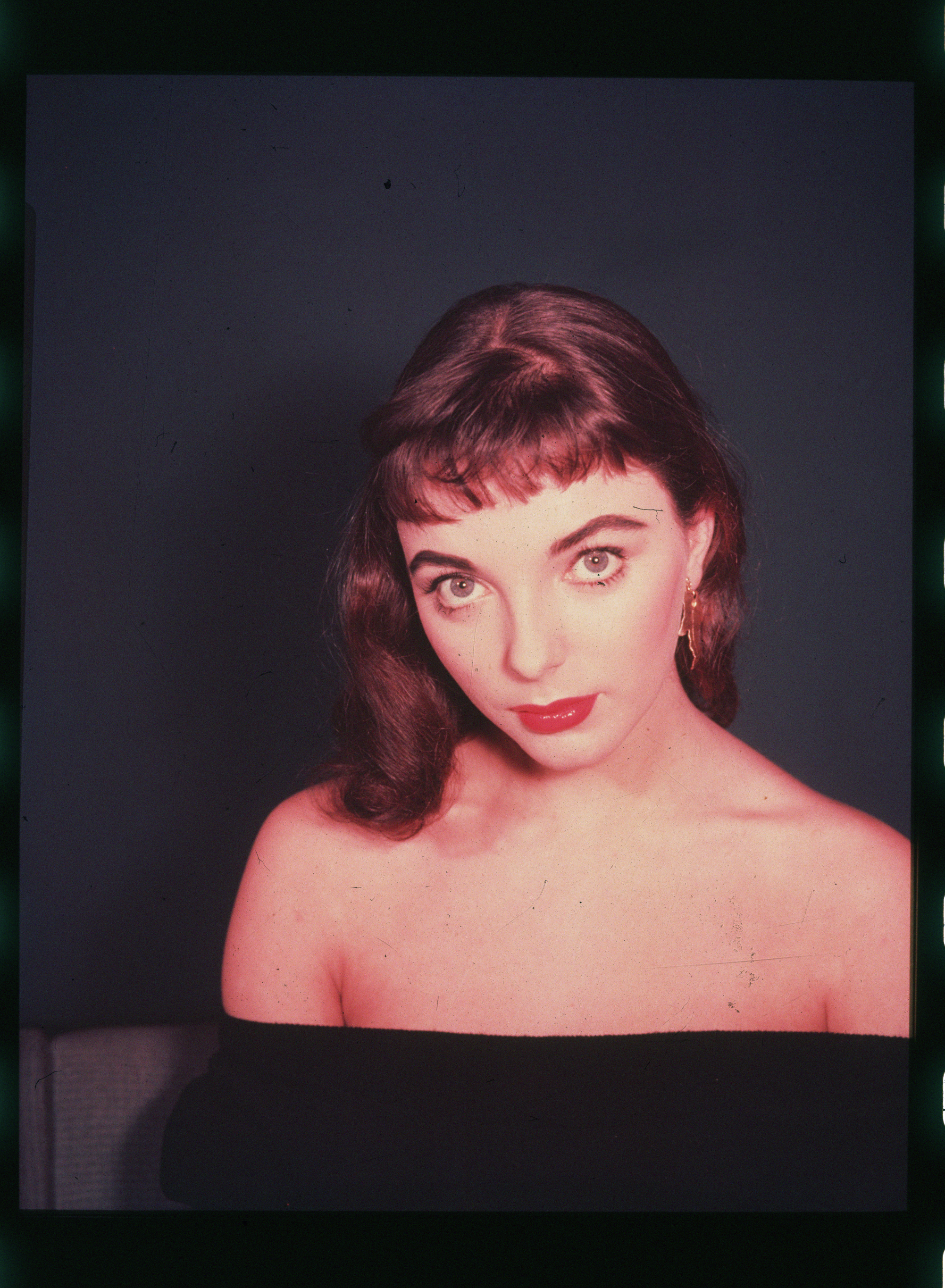 (Original Caption) Joan Collins Modelling Jewellery (Photo by © Hulton-Deutsch Collection/CORBIS/Corbis via Getty Images)