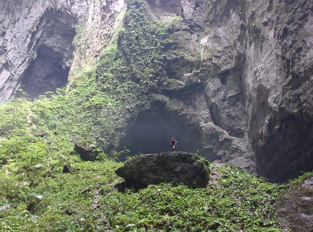 1475342870-7470-Doong-Cave-Doline-with-Scale