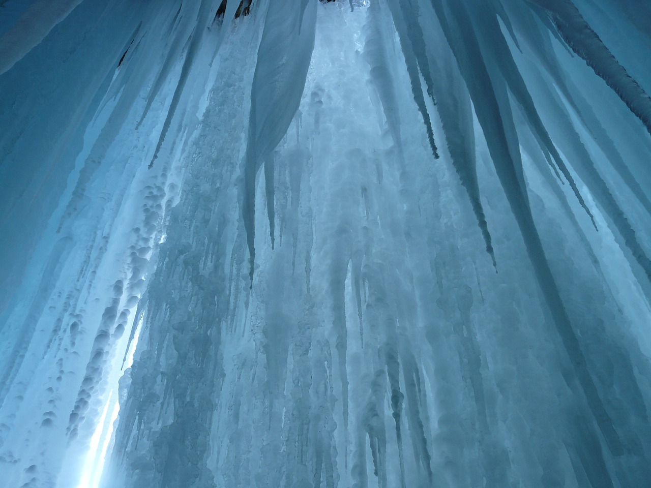ice-curtain-16561_1280