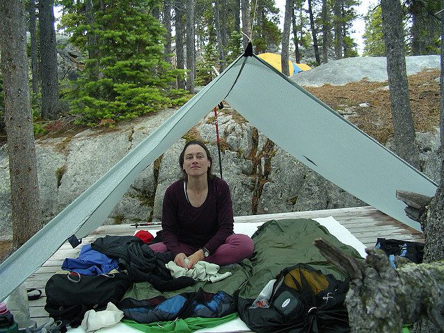 Tarp Camp at Bare Loon Lake, Chilkoot Trail – Author: Joseph – CC BY 2.0