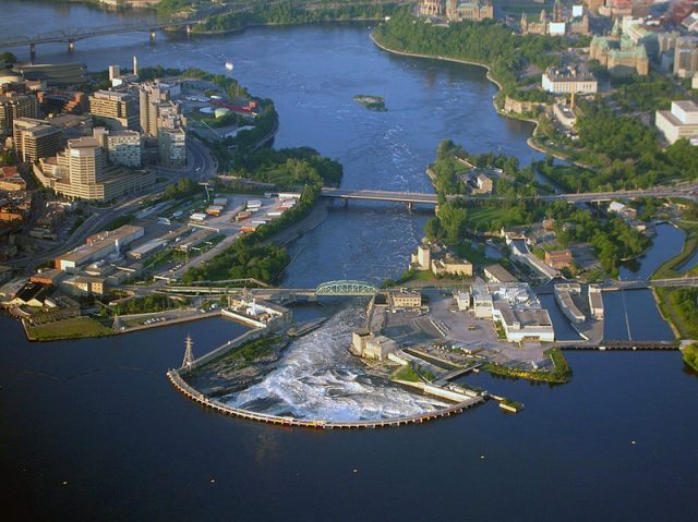 The Chaudière Falls in Ottawa in June, as seen during a hot air balloon ride – Author: flickr user Shanta – CC BY 2.0