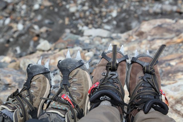 Crampons for walking on the glacier – Author: Liam Quinn – CC BY-SA 2.0