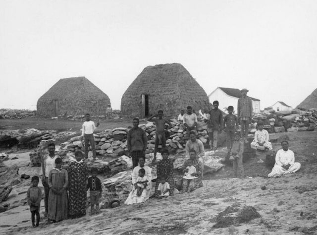 A group of villagers at Puʻuwai Beach settlement, Niʻihau in 1885. Photograph taken by Francis Sinclair, son of Elizabeth McHutchison Sinclair.