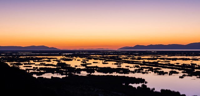 Sunrise in the Lake Titicaca, near Puno, in the Peruvian Andes, not far from Bolivia. – Author: Diego Delso – CC BY-SA 4.0