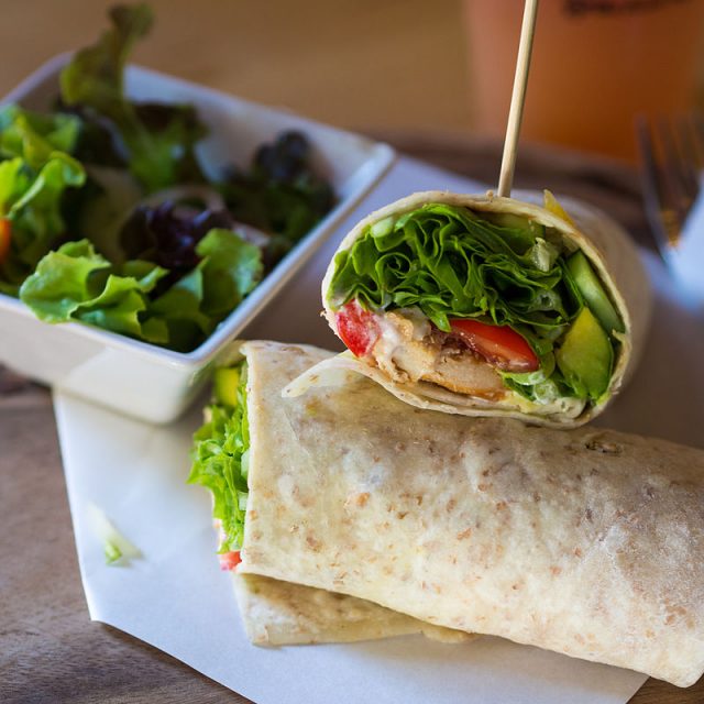 Smoked chicken and avocado wrap at the Fresh and Wraps Resto Bar in Chiang Mai. – Author: Takeaway – CC BY-SA 3.0