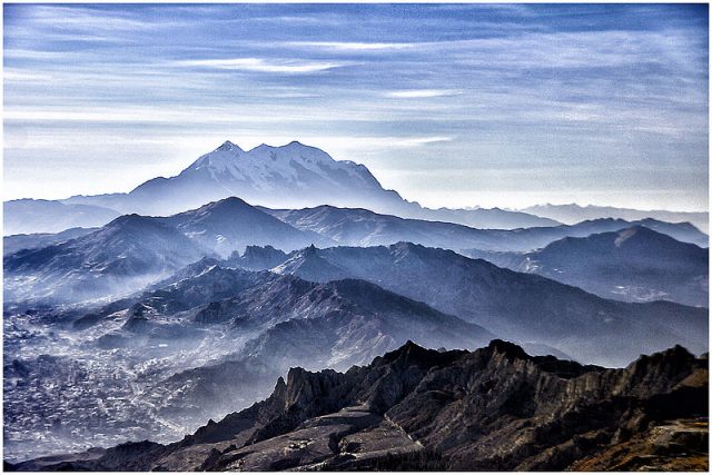 Panoramic view of peaks around La Paz. – Author: Tasmita Gz – CC BY-SA 3.0