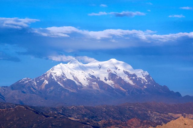 Illimani Mountain, La Paz, Bolivia, view from El Alto city. – Author: Hernan Payrumani – CC BY-SA 3.0