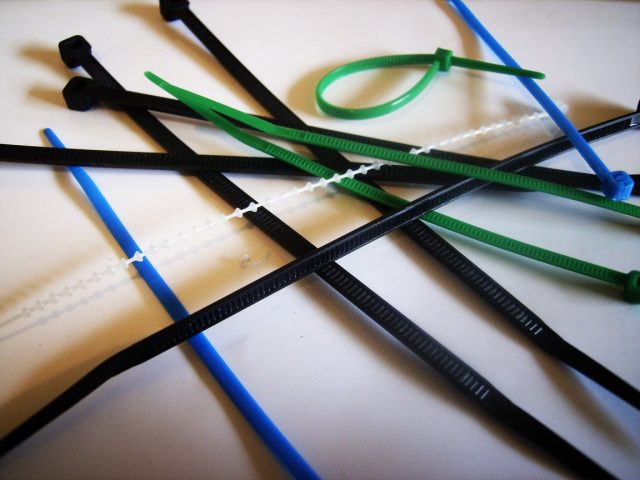 Assortment of cable ties – Author: Silverxxx -CC-BY-SA-3.0