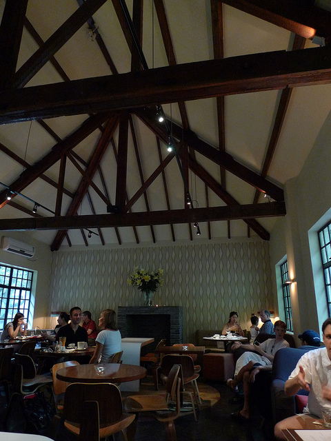 View of open roof structure over dining room during brunch at Amokka Café at 201 Anfu Lu, west of Wulumuqi Zhong Lu, Shanghai. Author: bricoleurbanism – CC BY-NC 2.0
