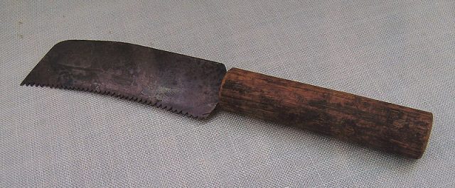 Reconstruction of a roman hand saw (lamina, serrula ferrea), with wooden handle. Found in 1909 in a insula at the forums road in Cambodunum, Kempten, Germany. Dating to 1st to 3rd century AD. – Author: Photographed by User:Bullenwächter / Andreas Franzkowiak, Halstenbek – CC BY-SA 3.0