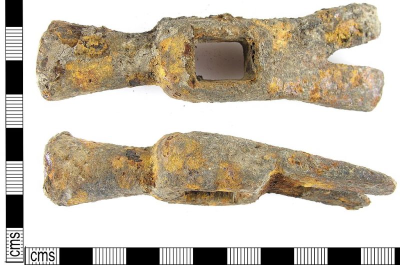 A complete Post Medieval cast iron hammer head (17th century) – Author: Museum of London, Felicity Winkley – CC BY-SA 2.0