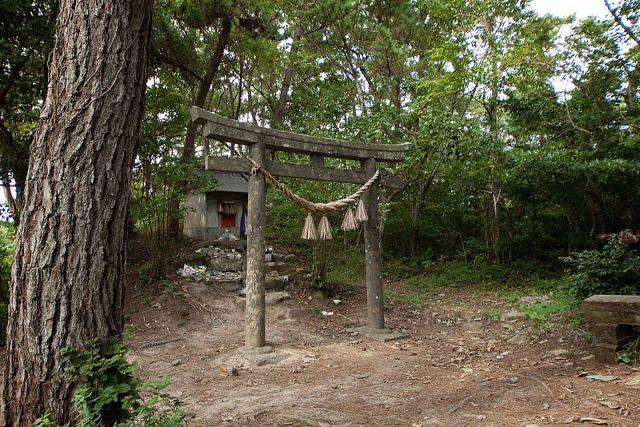 The cat shrine Neko-jinja in the middle of the island