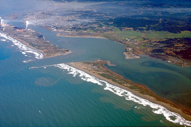 Aerial view of Humboldt Bay and the city of Eureka in Humboldt County, California, USA. View is to the northeast. – Author: Robert Campbell – CC BY-SA 3.0