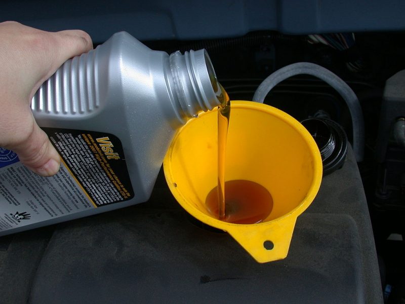 Using a funnel to refill the motor oil in an automobile as part of an oil change. – Author: Dvortygirl – CC BY-SA 3.0, CC BY-SA 2.5, CC BY-SA 2.0, CC BY-SA 1.0