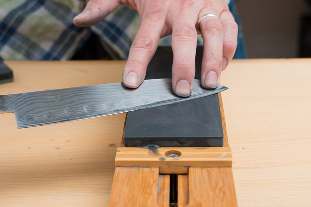 Sharpening a knife with a whetstone at local root – Author: Didriks – CC BY 2.0