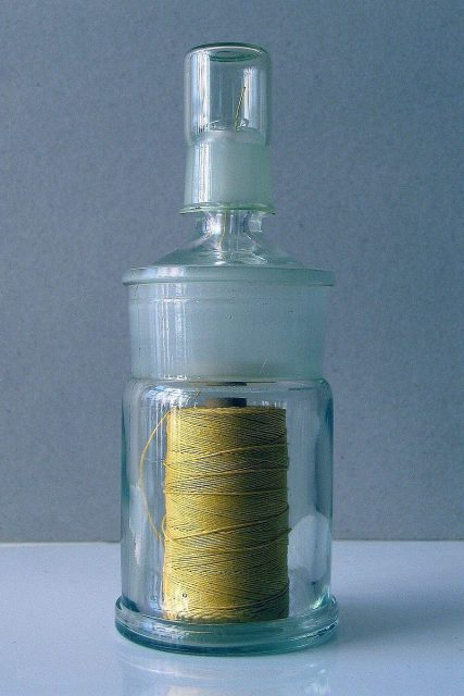 Old refillable surgical thread supplier (middle of 20th century). Qniemiec CC BY-SA 3.0