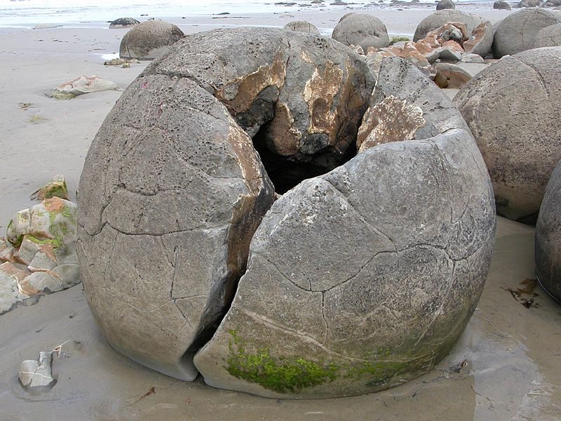 A boulder, showing the hollow interior – Author: William M. Connolley – CC BY-SA 3.0