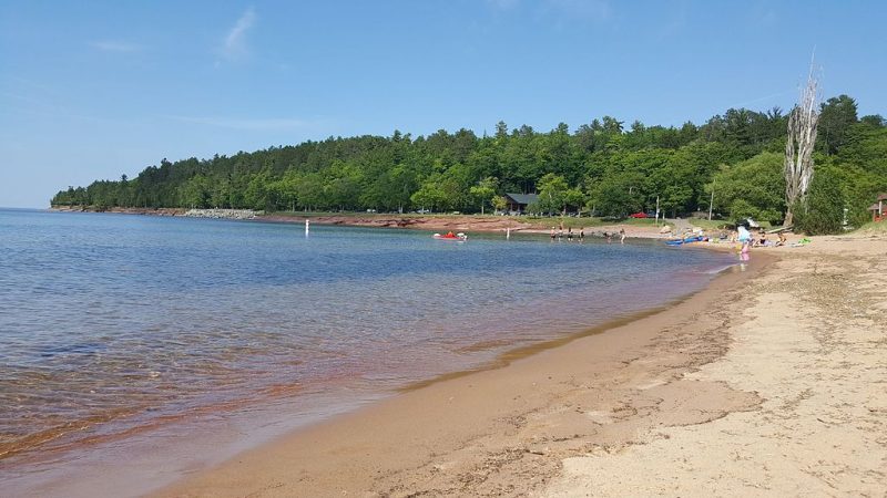 Lake Superior shoreline at Presque Isle Park in July – Author: The ed17 – CC BY-SA 4.0