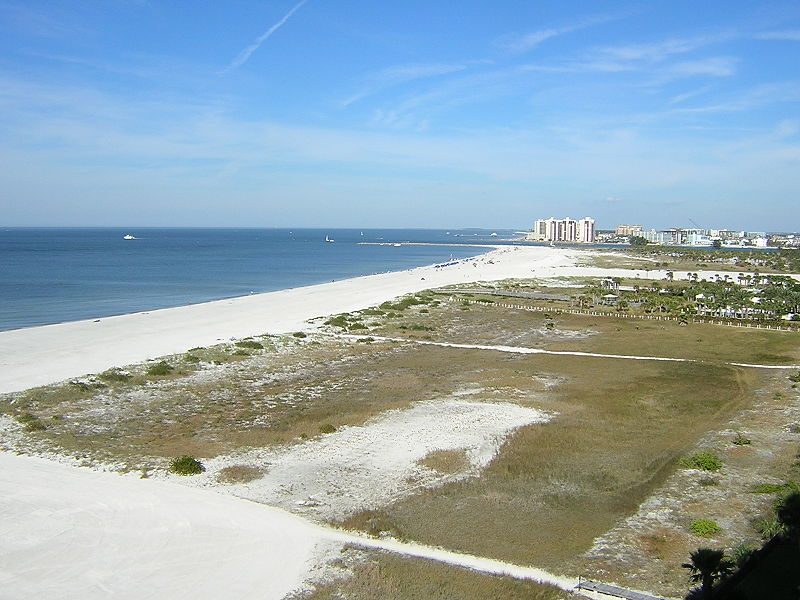 View north from Sand Key toward Clearwater Beach – Author: Drdisque – CC BY 2.5