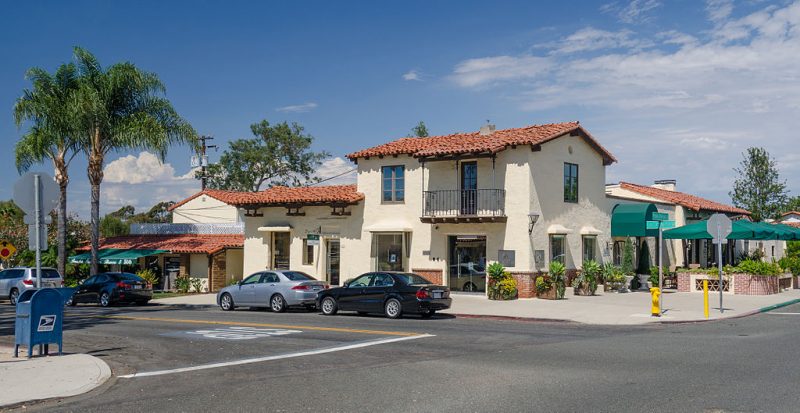 Typical street view of Rancho Santa Fe in California near San Diego – Author: Tuxyso – CC BY-SA 3.0