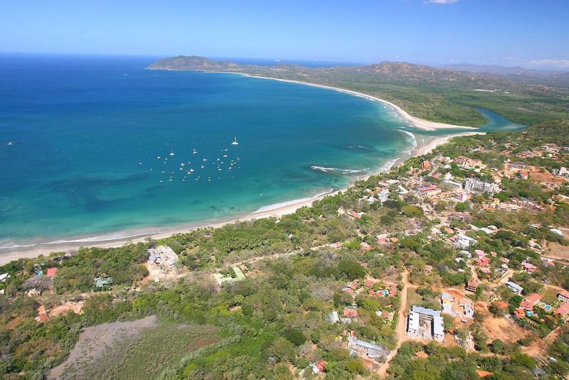 Playa Tamarindo and Playa Grande with the town and beach of Tamarindo and the pacific ocean. – Author: Tamarindowiki – CC BY-SA 3.0