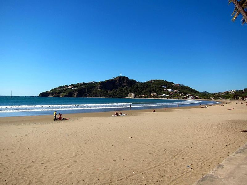 San Juan del Sur beach, and the hill with the Christ of Mercy atop – Author: Fashiondetective – CC BY-SA 3.0