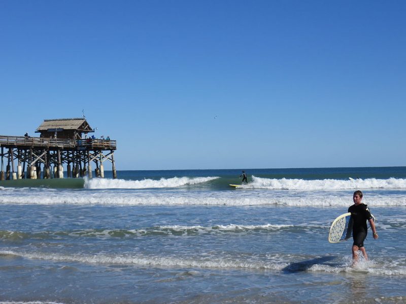 Surfing at the Cocoa Beach Pier, Cocoa Beach, Florida. – Author: Leonard J. DeFrancisci – CC BY-SA 3.0