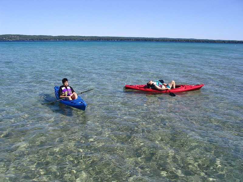 Kayaking on Torch Lake – Author: Andrew Lin – CC BY-SA 3.0
