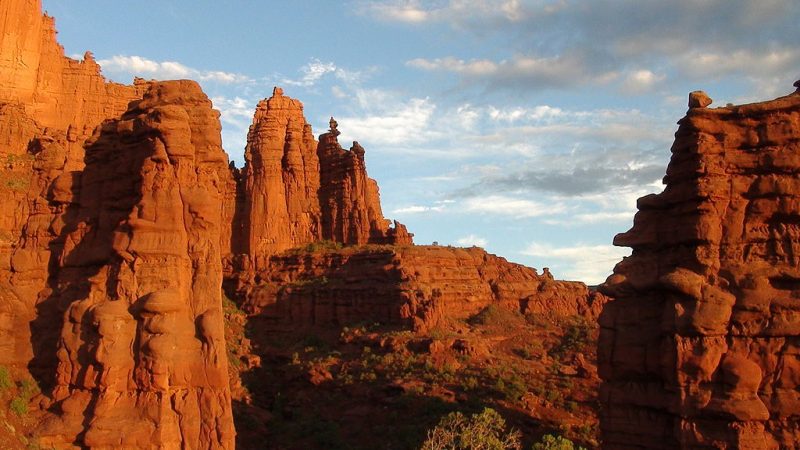 Fisher Towers, Moab, Utah at sunset – Author: Greg Schaefer. – CC BY 3.0