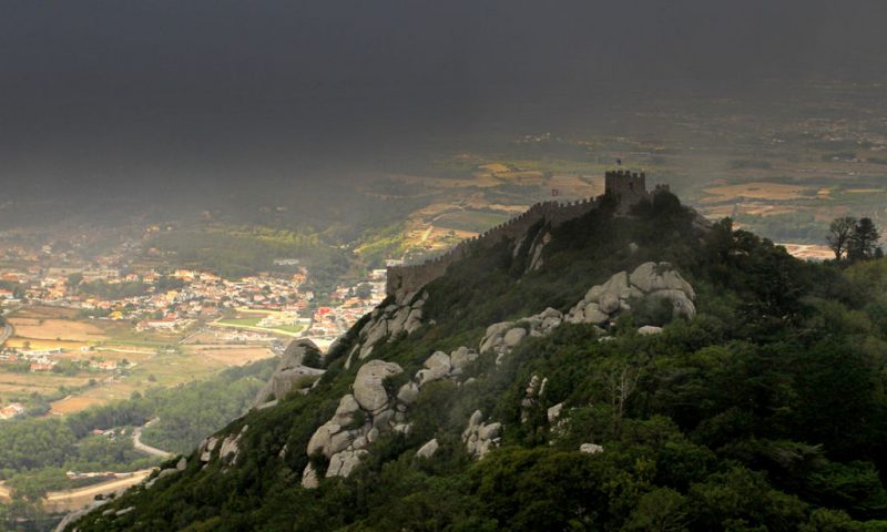 The Moorish Castle in the clouds, overlooking the historic town of Sintra – Author: Joaomartinho63 – CC BY-SA 3.0