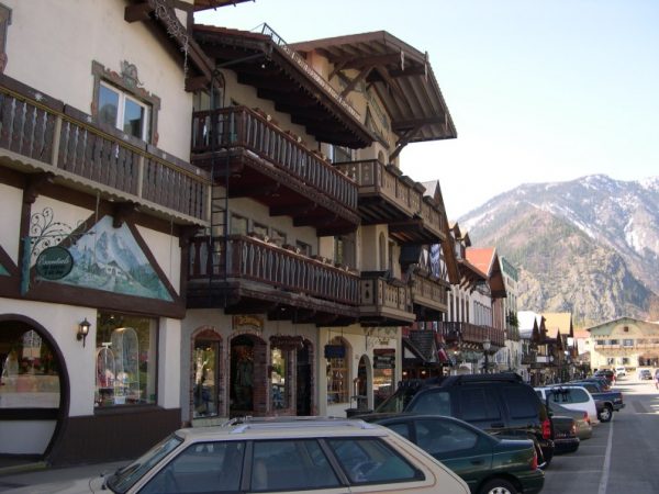 Leavenworth’s main street reflects the style of a Bavarian village – Author: Mattes – CC BY-SA 3.0