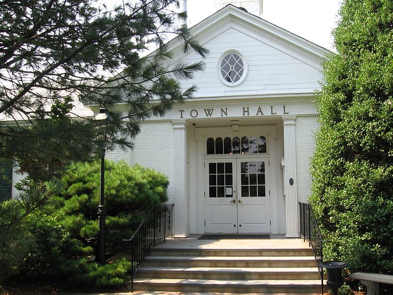 Town Hall, Weston, Connecticut, south (main) entrance – Author: Noroton