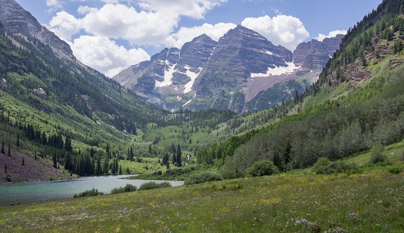 The Maroon Bells in Aspen, Colorado, with Maroon Lake in the foreground – Author: Rhododendrites – CC BY-SA 4.0