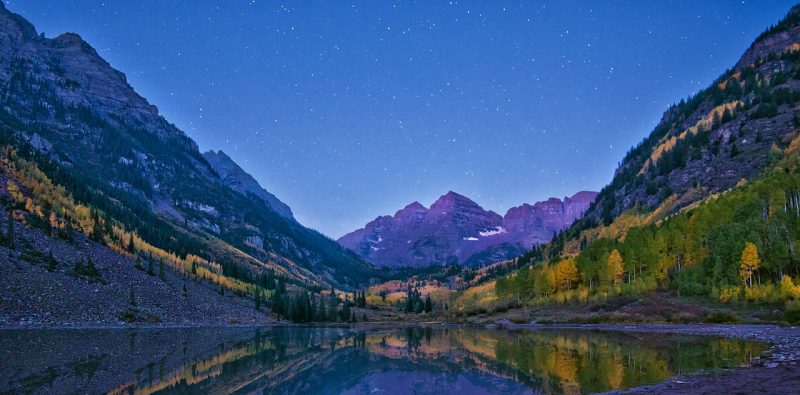 Maroon Lake and Maroon Bells, pre-dawn photo – Author: John Fowler – CC BY 2.0